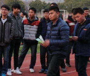 蚌埠三中第27届校园科技节纸飞机掷远比赛