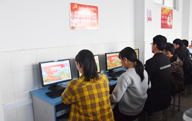 蚌埠三中开展“向国旗敬礼”活动